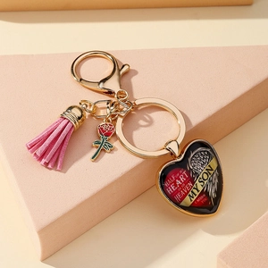 Porte-clés cœur commémoratif avec pompon rose et rose dorée pour le souvenir