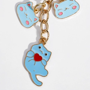 Porte-clés chat doré mignon avec pendentifs en émail bleu et un cœur rouge