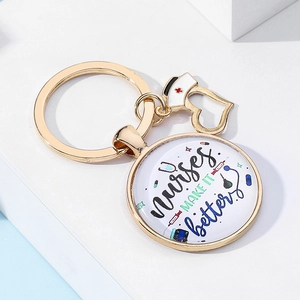Détail d'un porte-clés infirmier doré avec breloque coeur et inscription de remerciement