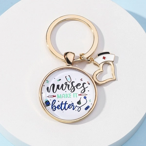 Gros plan sur un porte-clés cadeau pour infirmière avec un dôme en verre et texte