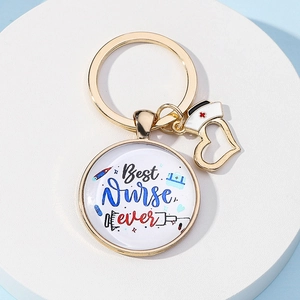 Vue détaillée du porte-clés Best Nurse Ever avec cœur doré et breloque médicale