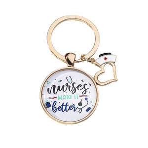Porte-clés infirmière doré avec breloque chapeau d'infirmière et motifs médicaux