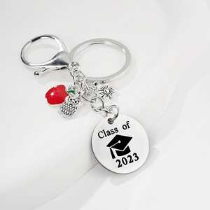 Détail du porte-clés Classe 2023 avec pomme rouge, hibou et fermoir mousqueton