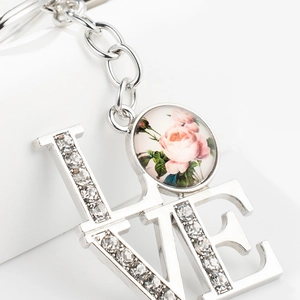 Porte-clés LOVE argenté avec strass et pendentif romantique à motif de rose rose