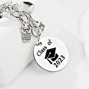 Détail du porte-clés argenté Class of 2023 avec pendentif hibou et gravure de diplôme