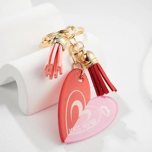 Porte-clés cœur avec pendentif acrylique 'KISS ME' et glands sur anneau doré