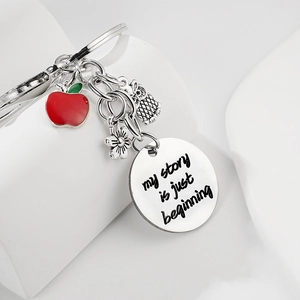 Détail du bracelet argenté avec breloque pomme et gravure my story is just beginning