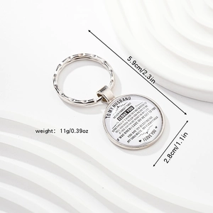 Détail du porte-clés pour mari avec citation romantique sur pendentif en verre