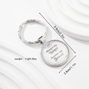Détail du porte-clés sœur en argent montrant le diamètre 2,8cm et la longueur 5,9cm