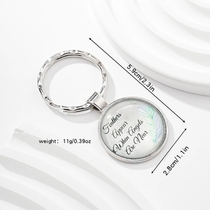 Porte-clés dôme en verre argenté avec citation d'ange sur support décoratif blanc