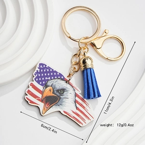 Vue détaillée du porte-clés aigle américain avec dimensions 6cm par 11cm et gland bleu