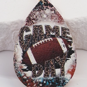 Portachiavi a goccia con scritta GAME DAY leopardata e motivo football americano