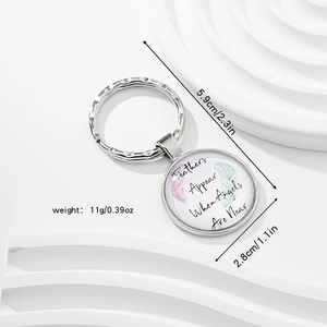 Détails porte-clés argenté avec pendentif en verre plume et les dimensions