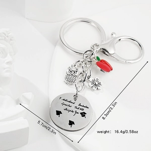 Détail du porte-clés pour enseignant avec breloques hibou, pomme et plaque en métal gravée
