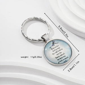 Vue détaillée du porte-clés rond avec pendentif en verre de 2,8cm motif libellule et poésie