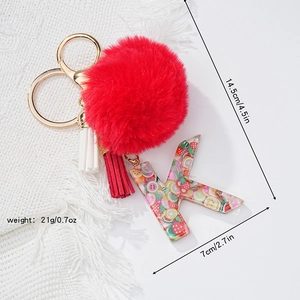 Detailansicht Schlüsselanhänger mit roter Bommel und Harz-Buchstabe K mit Obst