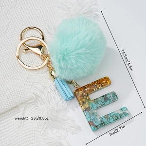 Porte-clés lettre E en résine turquoise et feuille d'or avec pompon et dimensions