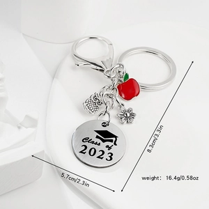 Détail du porte-clés pour enseignant avec breloque Class of 2023 et pendentif pomme rouge