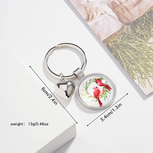 Détail du porte-clés oiseau cardinal avec pendentif cœur et dimensions affichées