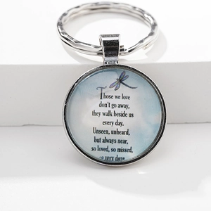 Porte-clés romantique avec cabochon en verre, libellule et citation sur fond blanc