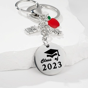 Vue détaillée du porte-clés enseignant avec breloques de diplôme 2023 et pomme rouge