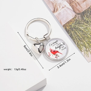 Détail du porte-clés Cardinal avec texte gravé et dimensions précises du pendentif rond