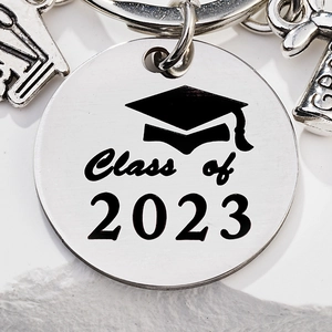 Vista macro del portachiavi laurea 2023 in acciaio inox con ciondolo a bilancia