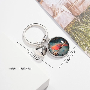 Détail du porte-clés oiseau cardinal rouge avec dimensions et breloque de cœur