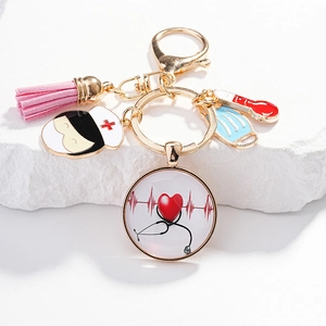 Porte-clés médical avec pendentif stéthoscope, mini masque et détail de gland rose