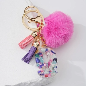 Porte-clés lettre G en résine avec pompon rose et incrustation de pierres