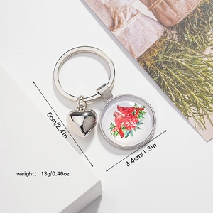 Détail du porte-clés oiseau Cardinal avec dimensions 6cm de long et pendentif verre