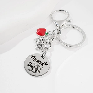 Porte-clés sirène en acier inoxydable avec charms pomme, hibou et médaillon gravé