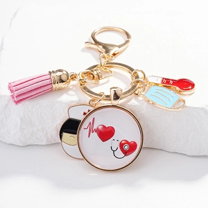 Vue détaillée d'un porte-clés infirmière avec pompon rose et breloques médicales