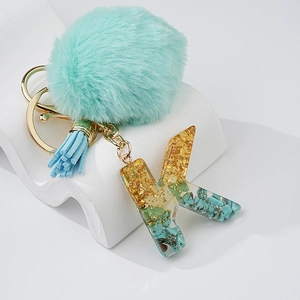 Porte-clés lettre K en résine vert menthe avec feuille d'or, pompon et gland décoratif