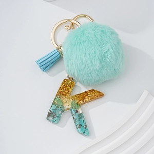 Porte-clés lettre K en résine turquoise et feuille d'or avec pompon en fausse fourrure