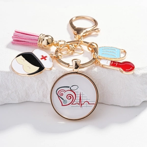 Détail du porte-clés d'infirmière avec breloques médicales en émail et pompon rose