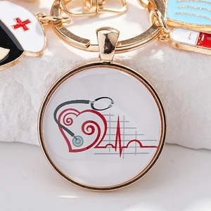 Détail d'un porte-clés médical avec chapeau d'infirmière, ECG, masque et thermomètre