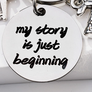 Dettaglio macro del portachiavi in acciaio inossidabile argento con testo my story is just beginning