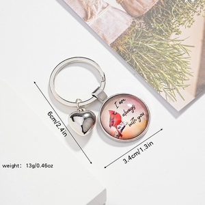 Vue détaillée du porte-clés oiseau cardinal avec breloque cœur et message émotif