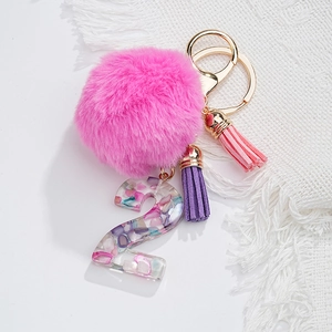 Porte-clés Lettre Numéro en Résine Avec Gland de Boule de Fourrure Synthétique Pour Femmes Filles Sac Charme Pendentif Or