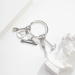 Dettaglio portachiavi strumenti auto argento con ciondolo a cuore dad su sfondo bianco