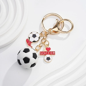 Dettaglio portachiavi calcio 3D con ciondolo scarpa dorata e scritta I Love Soccer
