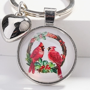Porte-clés cardinal rouge avec guirlande de houx et pendentif en forme de cœur argenté