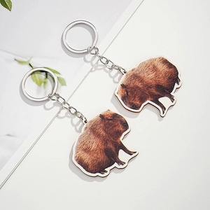 Gros plan de porte-clés capybara en bois avec impression haute définition sur fond blanc