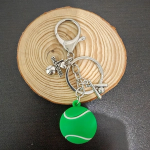 Portachiavi sportivo con pallina da tennis verde, mazza da baseball e ciondolo