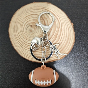 Portachiavi football americano in miniatura con casco e ciondoli giocatore su legno