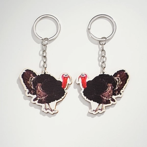 Détail de pendentifs en bois de dinde réalistes avec porte-clés en métal argenté pour les fêtes