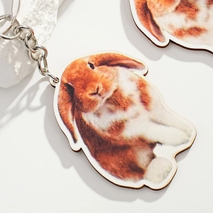 Porte-clés créatif en bois avec lapin bélier imprimé et anneau en métal argenté