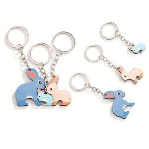 Porte-clés lapin mignon en bois, puzzle créatif bleu et orange sur fond blanc