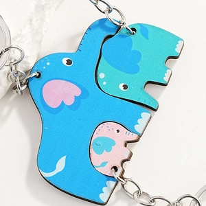 Drie kleurrijke houten olifant moeder en kind sleutelhangers met zilveren metalen ketting